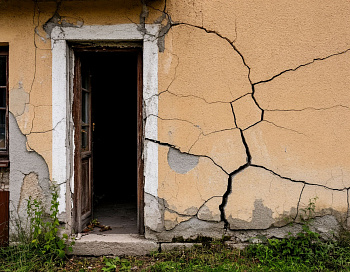 Как считать влияние вибраций от свай/уплотнения на инженерные сети и отделку